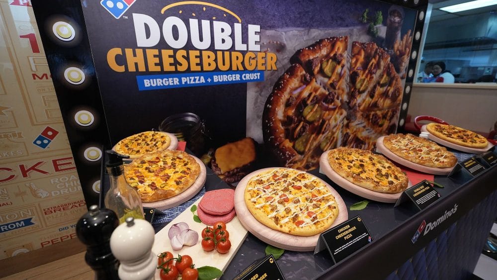 Dua burger atas satu pizza? Ini ciptaan terbaru Domino’s Malaysia
