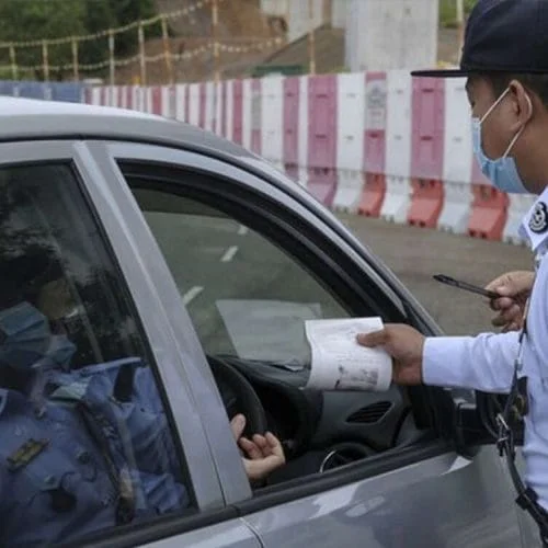 Polis trafik PDRM keluarkan saman kepada pemandu