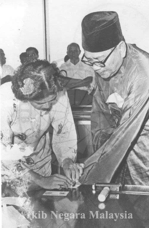 YTM Tunku Abdul Rahman menurunkan cap jari ke atas kad pengenalan miliknya