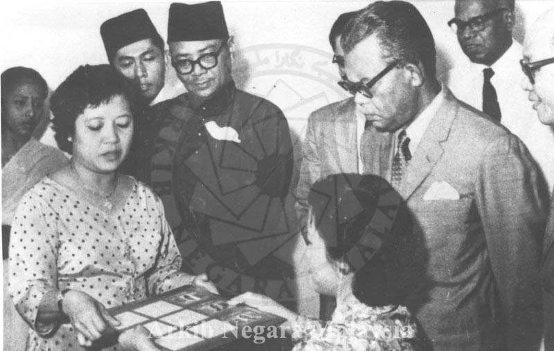 YTM Tunku Abdul Rahman dan rombongannya sedang memerhatikan kerja-kerja memproses kad pengenalan selepas disalut