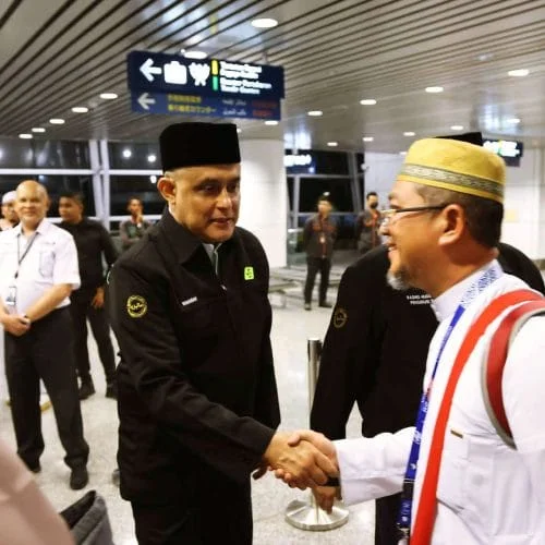 Jemaah Haji disambut pegawai Tabung Haji di KLIA