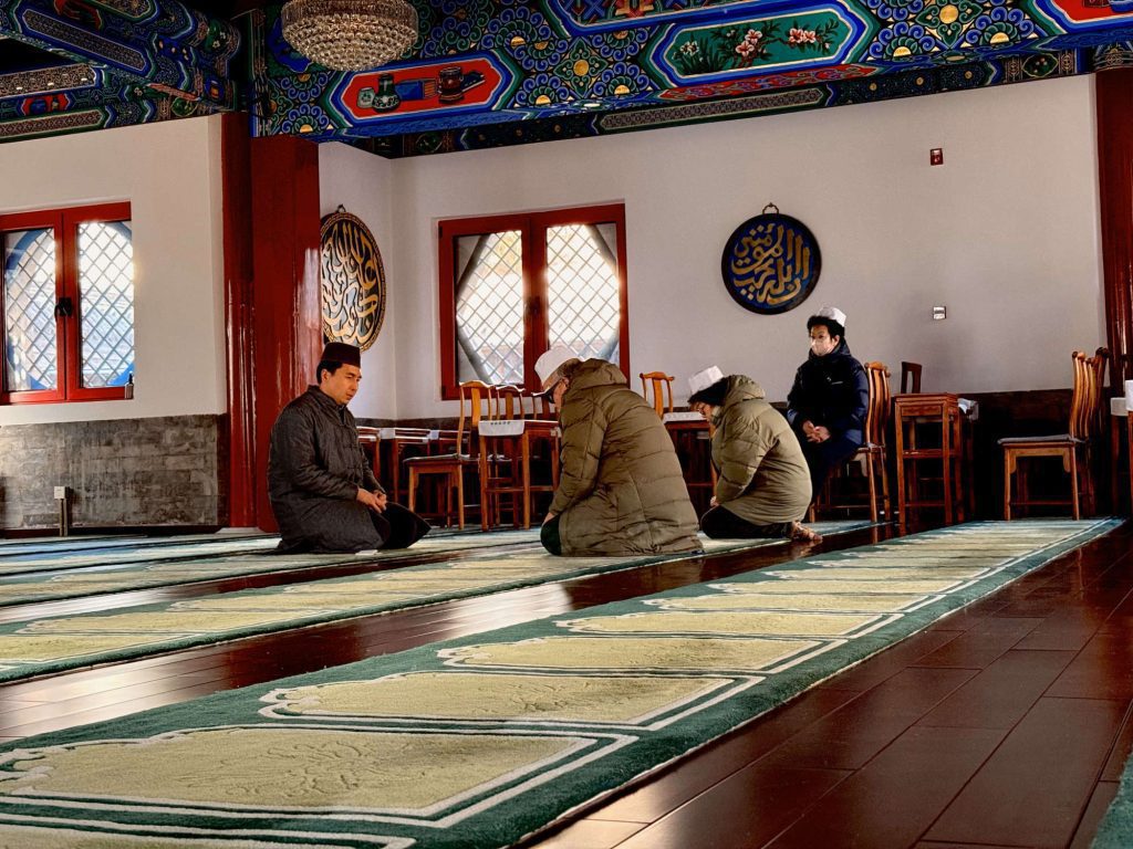 Imam sedang lakukan ritual pada sekumpulan jemaah di Beijing Grand Mosque