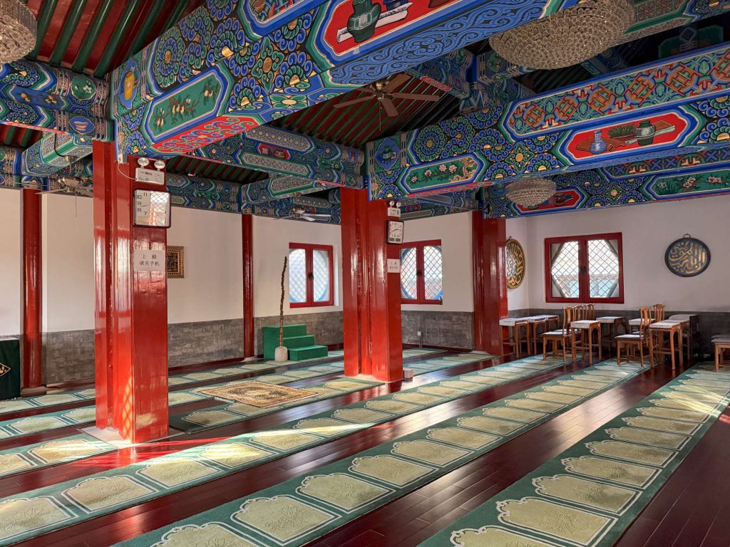Keadaan dalam ruang solat semenara Beijing Grand Mosque