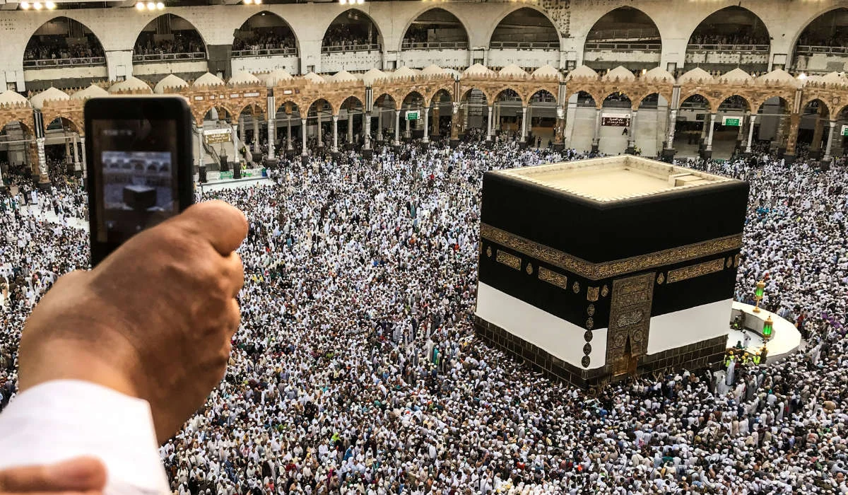 Seseorang guna telefon di hadapan Kaabah