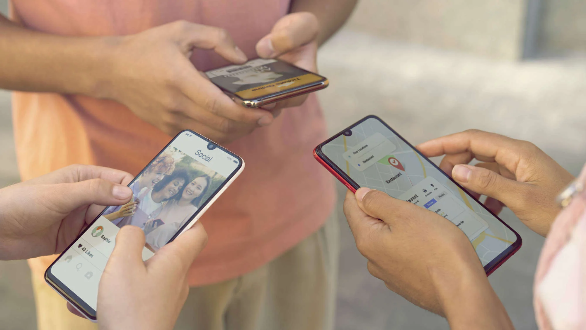 Tiga orang sedang bermain telefon