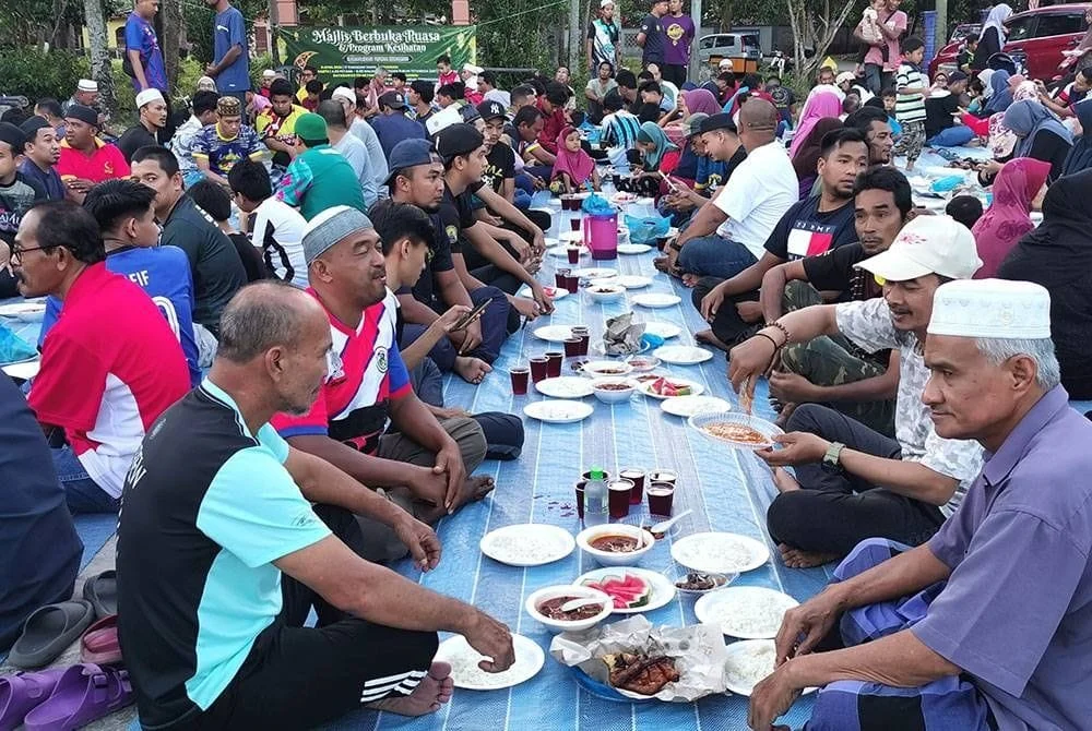 Orang sedang tunggu waktu berbuka puasa bulan ramadan