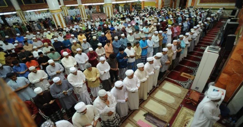 Jemaah sedang solat tarawih bulan ramadan