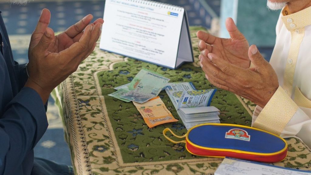 Muslim sedang bayar zakat fitrah
