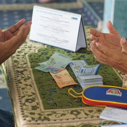 Muslim sedang bayar zakat fitrah