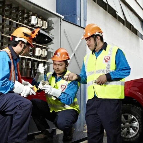 Pegawai TNB sedang selenggara infrastruktur
