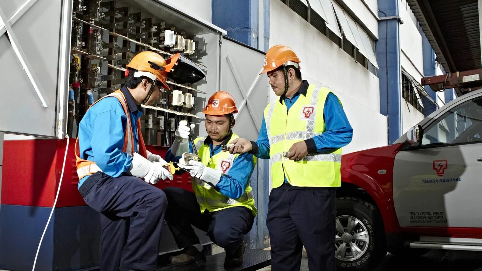 Pegawai TNB sedang selenggara infrastruktur